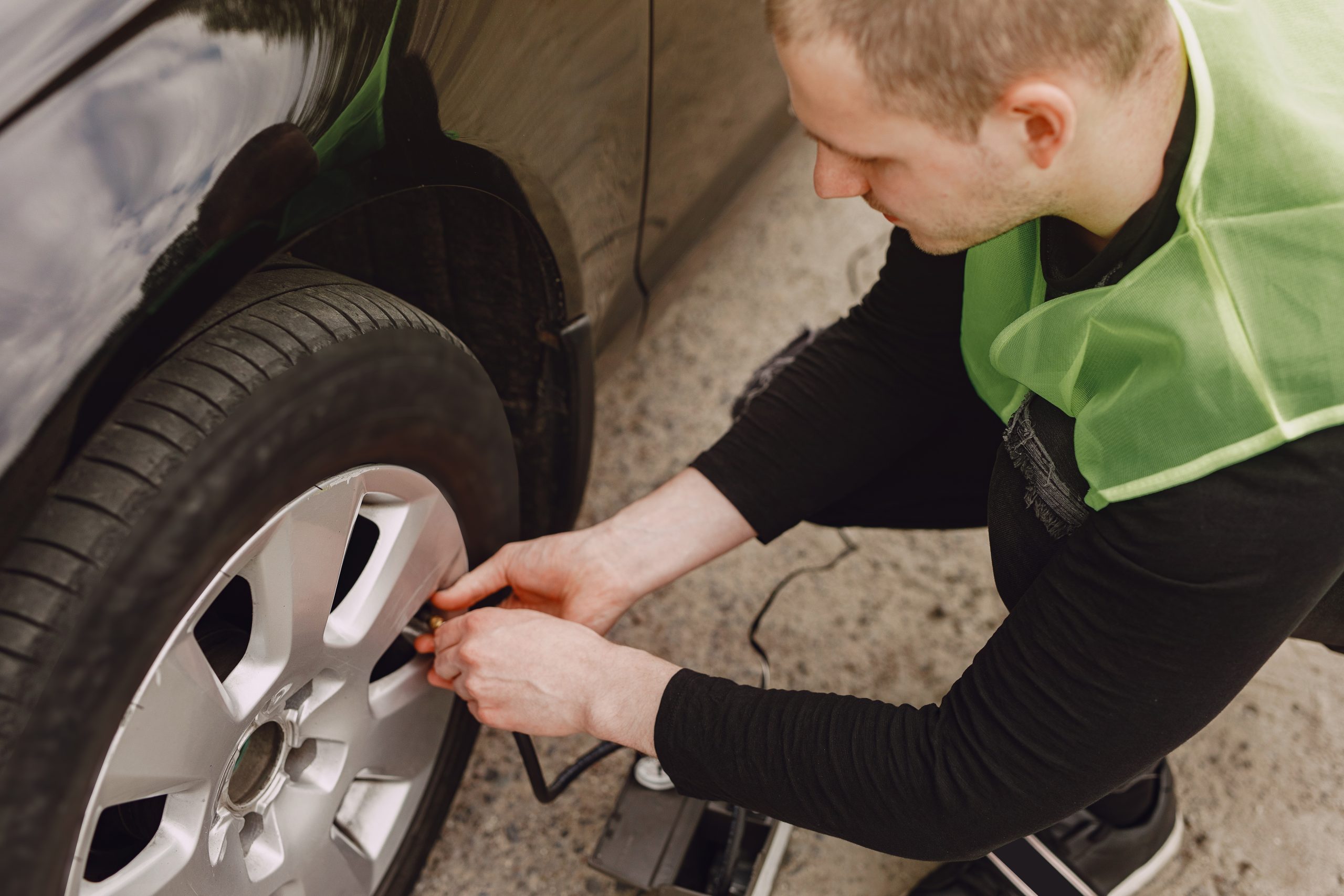 ¿Cuánta Presión Deben Tener los Neumáticos del Coche?